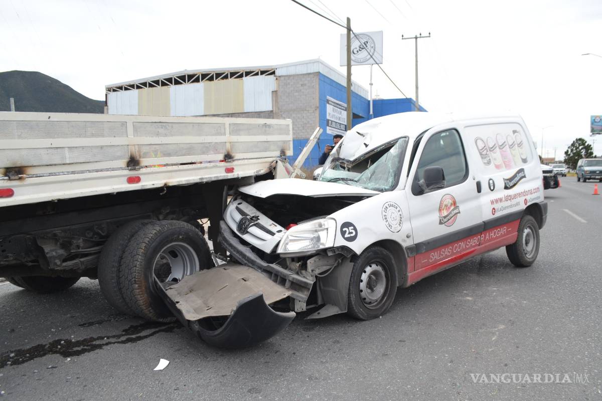 Se queda sin frenos; estrella camioneta