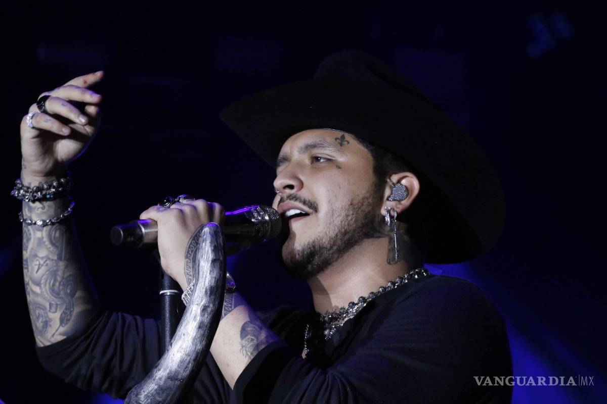 Canta Saltillo ‘botella tras botella’ con Nodal