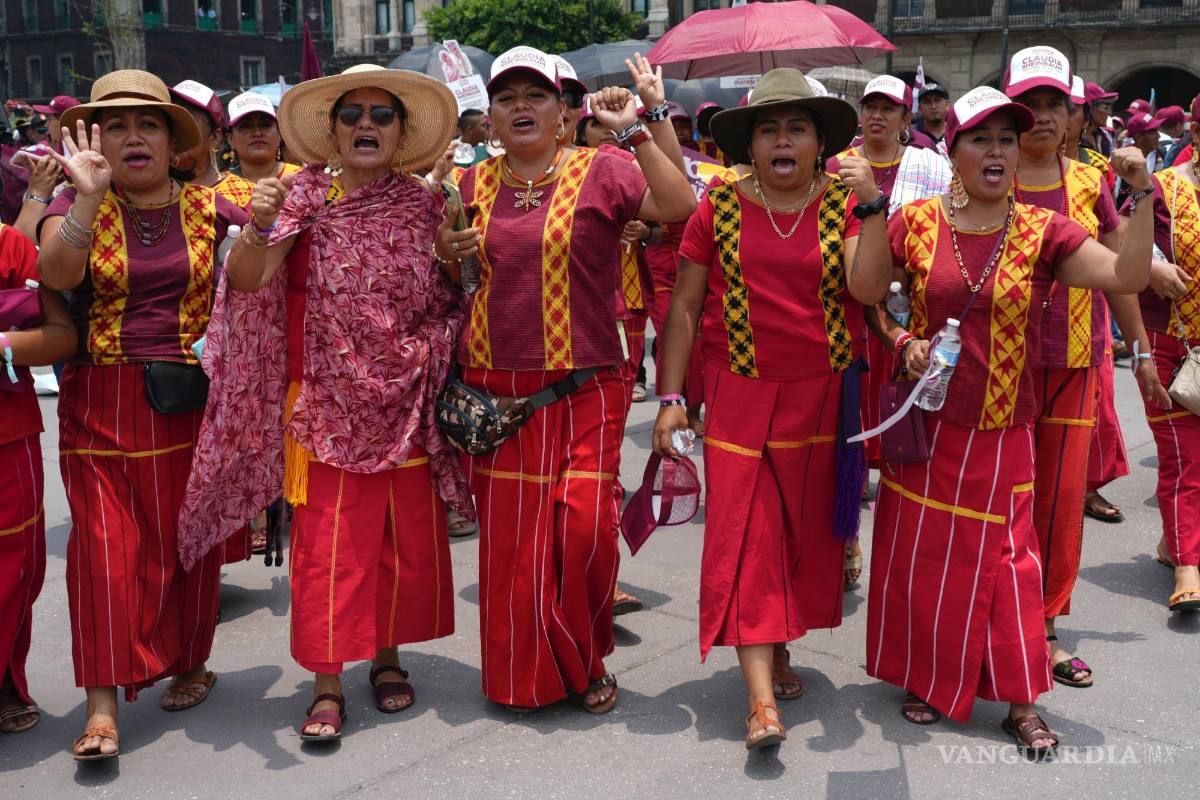 $!Partidarias de Claudia Sheinbaum cantan antes del inicio del mitin de cierre de campaña de Sheinbaum en el Zócalo de CDMX, el miércoles 29 de mayo de 2024.