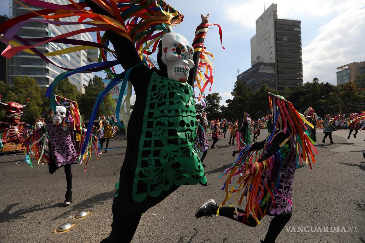 $!Un hombre participa en las principales avenidas en un desfile en conmemoración del Día de Muertos en Ciudad de México. EFE/Mario Guzmán