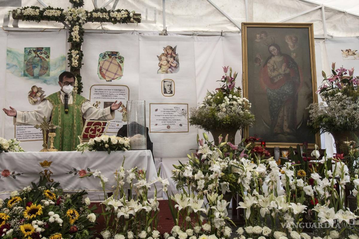 $!El padre Adrián Vázquez celebra misa en Santuario Parroquial de Nuestra Señora de los Ángeles, en Guerrero, Ciudad de México.