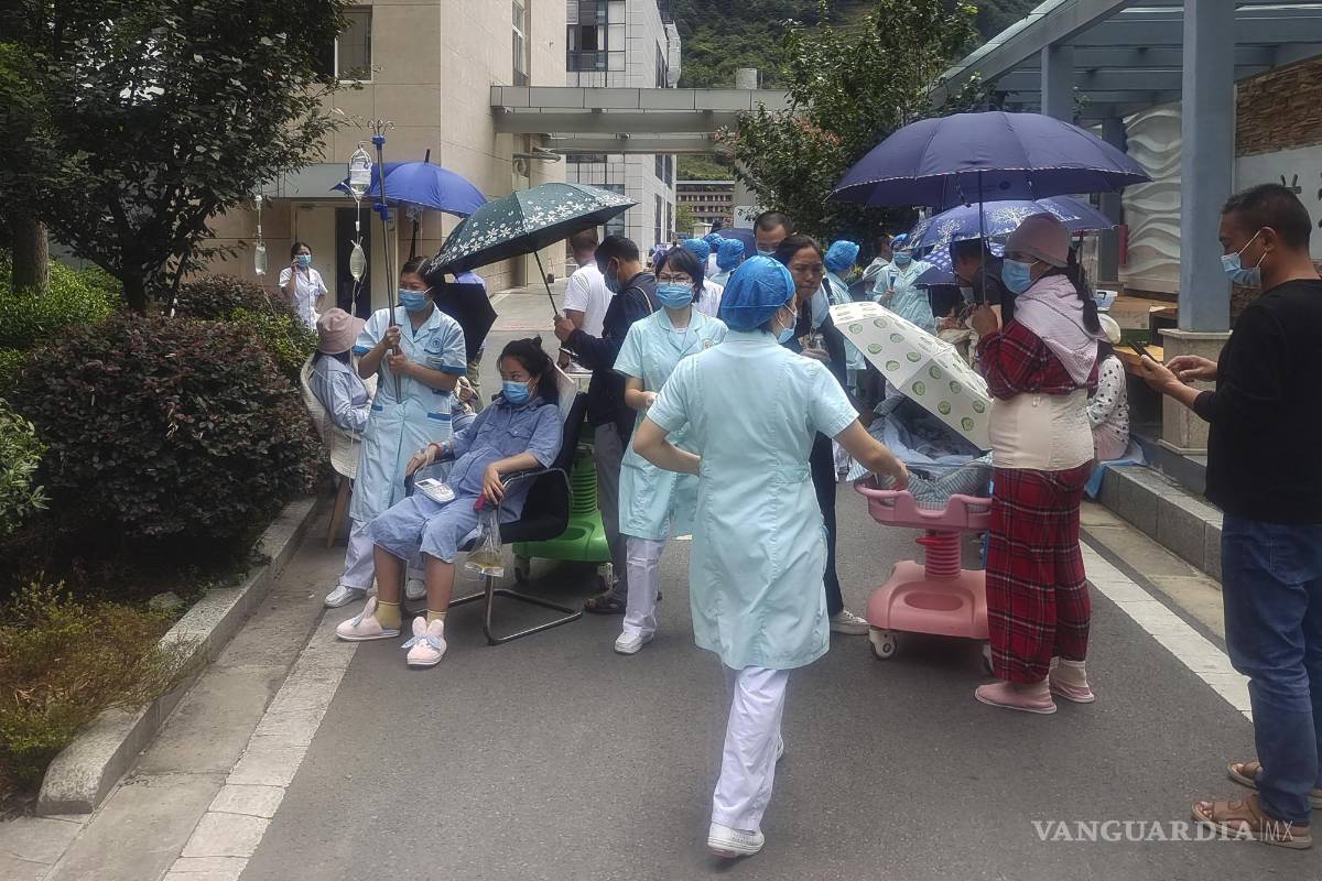 $!Trabajadores médicos trasladan a pacientes a un área segura en el Hospital Renmin en la ciudad de Ya’an, luego de un terremoto en la provincia de Sichuan.