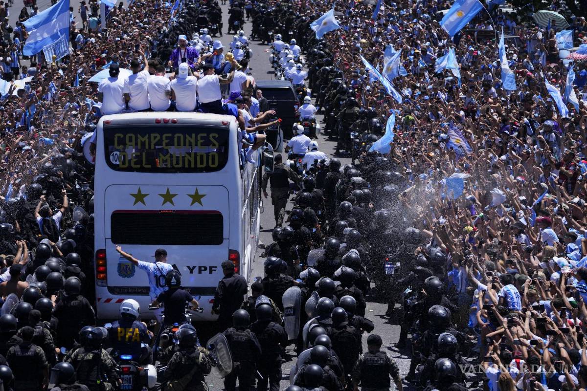 $!La selección argentina de fútbol muestra su trofeo de la Copa del Mundo desde un autobús cuando son recibidos en Buenos Aires, Argentina.