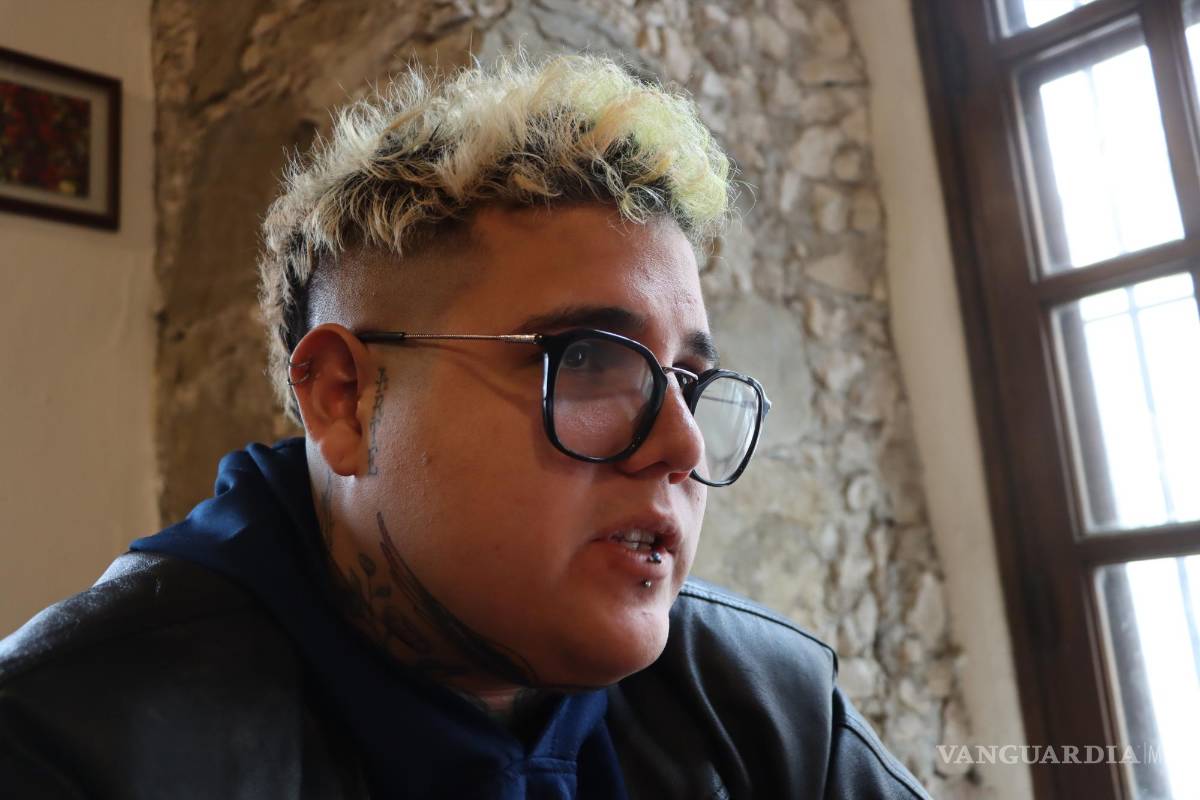 $!Roberto Tovar Villalobos, de 26 años, hoy es cantautor. Describe como exorcismos a los rituales con los que supuestamente querían “curarlo”.