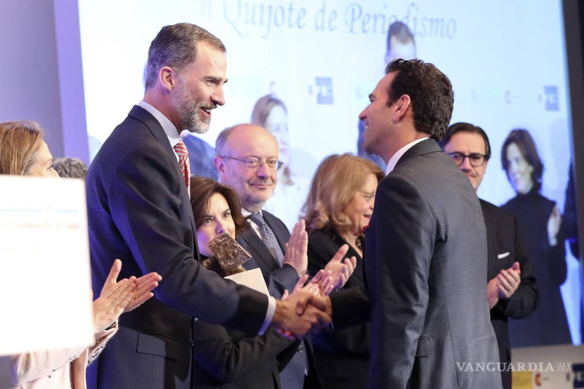Entregan los Premios Internacionales de Periodismo Rey de España; galardonan a Carlos Loret de Mola