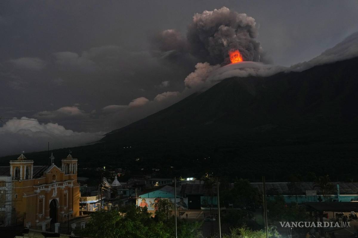 $!Flujos de lava y nubes de ceniza que salen del cráter del Volcán de Fuego, vistos desde San Juan Alotenango, Guatemala, el martes 4 de agosto de 2026.