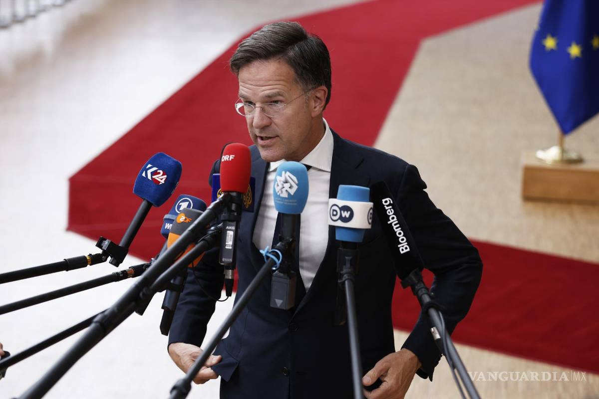 $!El Primer Ministro holandés, Mark Rutte, habla con los medios de comunicación cuando llega a una cumbre de la UE en el Consejo Europeo en Bruselas.