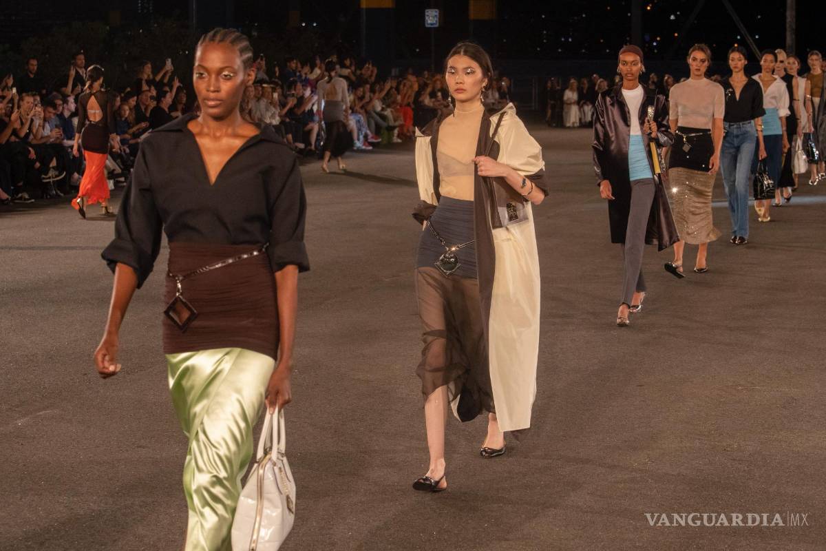 $!Modelos presentan creaciones de Tory Burch durante la Semana de la Moda de Nueva York en el Pier 76, en Nueva York.