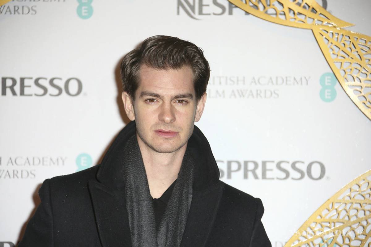 Andrew Garfield dice que está 'abierto' a experimentar con alguien de su mismo sexo