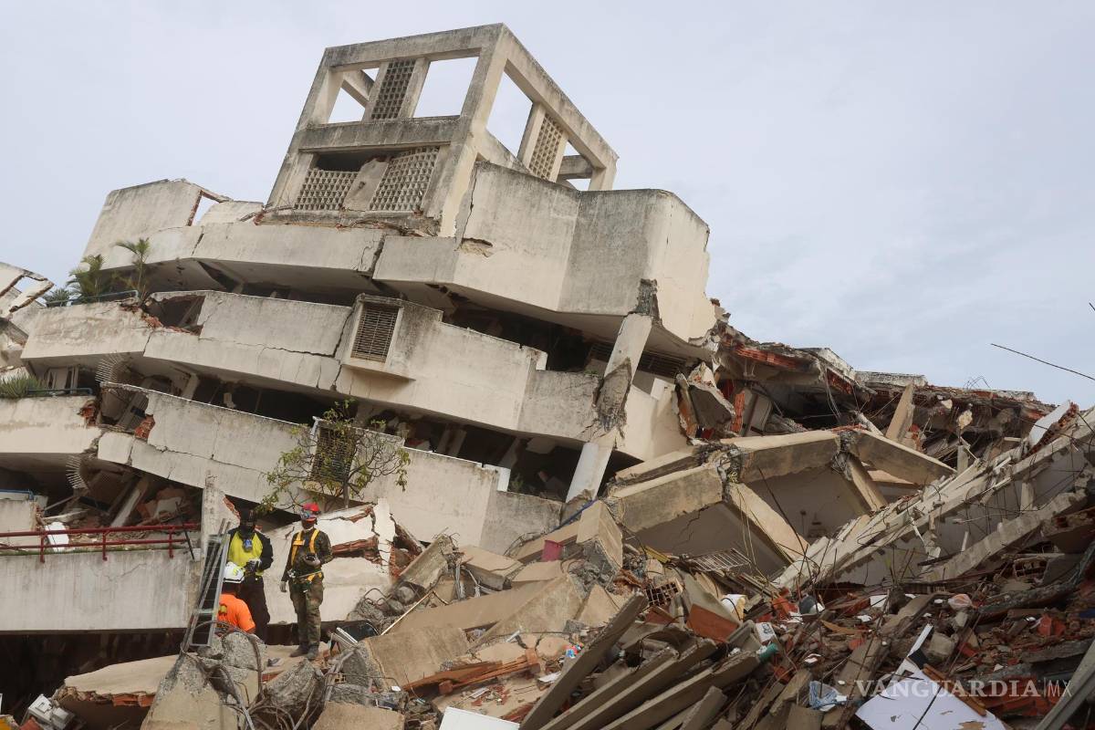 $!Rescatistas participan en la búsqueda de Fabio, un niño de 9 años que permanece desde hace nueve días bajo un edificio derrumbado en Caraballeda, La Guaira.