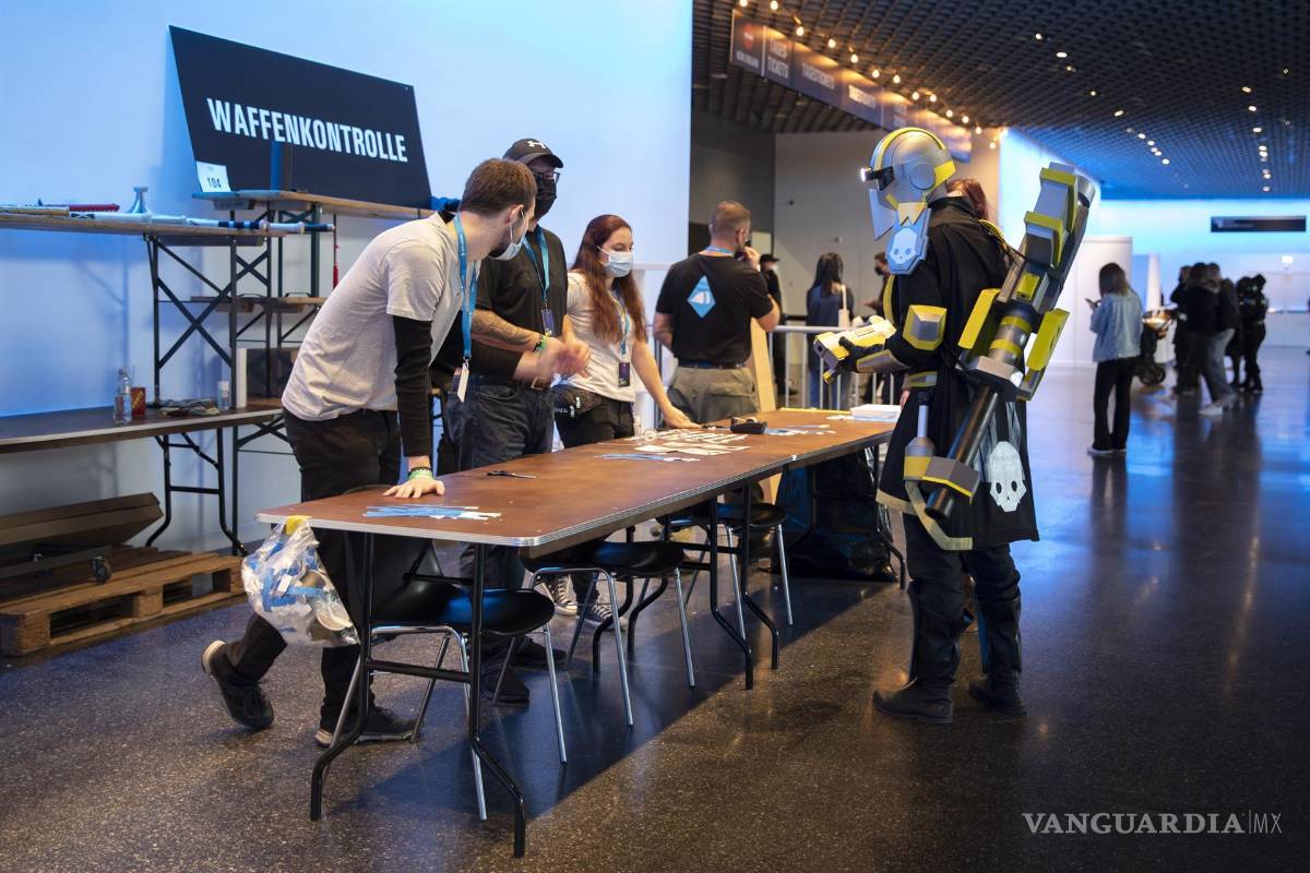$!Un cosplayer muestra su arma en un puesto de control de armas ‘Waffenkontrolle’ en la convención ‘Fantasy Basel - The Swiss Comic Con 2021’ en Basilea, Suiza. EFE/EPA/Peter Klaunzer