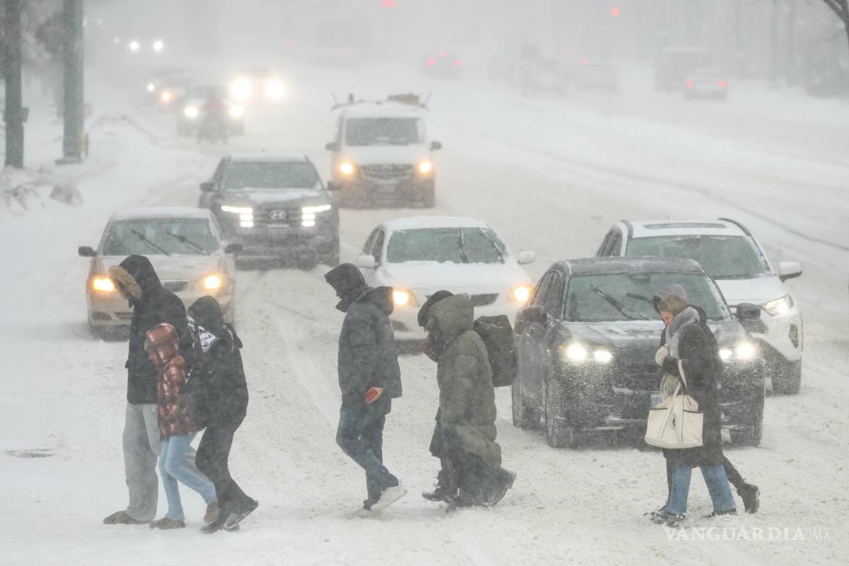 $!La gente camina por el centro de Toronto mientras una tormenta invernal avanza por la región.