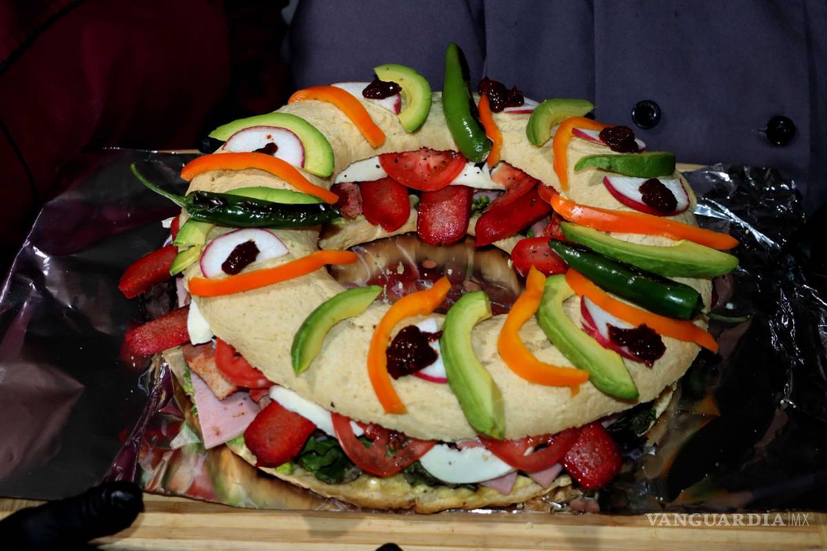 ¿Se te antoja? En Saltillo, crean la ‘SaltiRosca’ de Reyes... ¡rellena de pierna y queso!