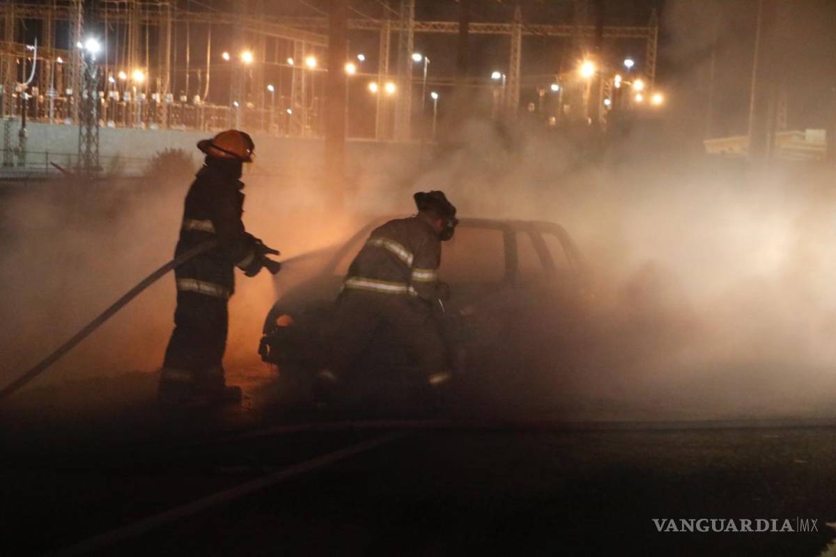 $!Se incendia vehículo en la carretera antigua Monclova