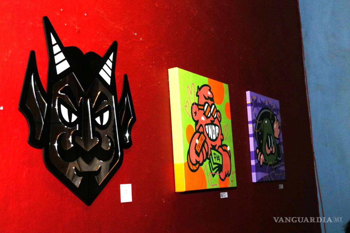 $!Inauguración de la exposición del artista urbano, grafitero y diseñador grafico Jorge González Valerio conocido en el medio artístico como “Treka”, en el bar Cerdo de Babel ubicado en el centro histórico de Saltillo. “Treka”, artista urbano, grafitero y diseñador gráfico inauguró su exposición en el Bar Cerdo de Babel. Obras de Jorge González Valerio conocido en el medio artístico como “Treka”, expuestas en el bar Cerdo de Babel.