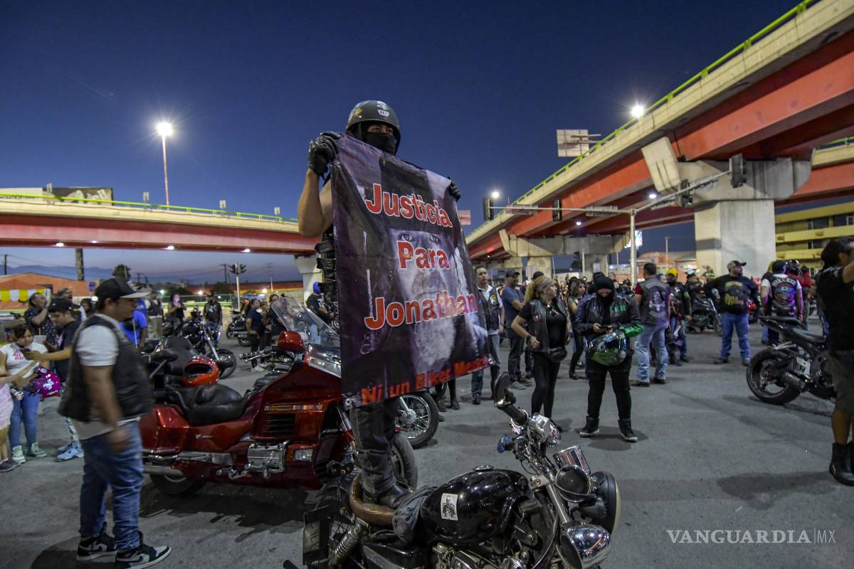 $!Con pancartas y cascos al aire, los manifestantes demandaron castigos ejemplares para conductores imprudentes.