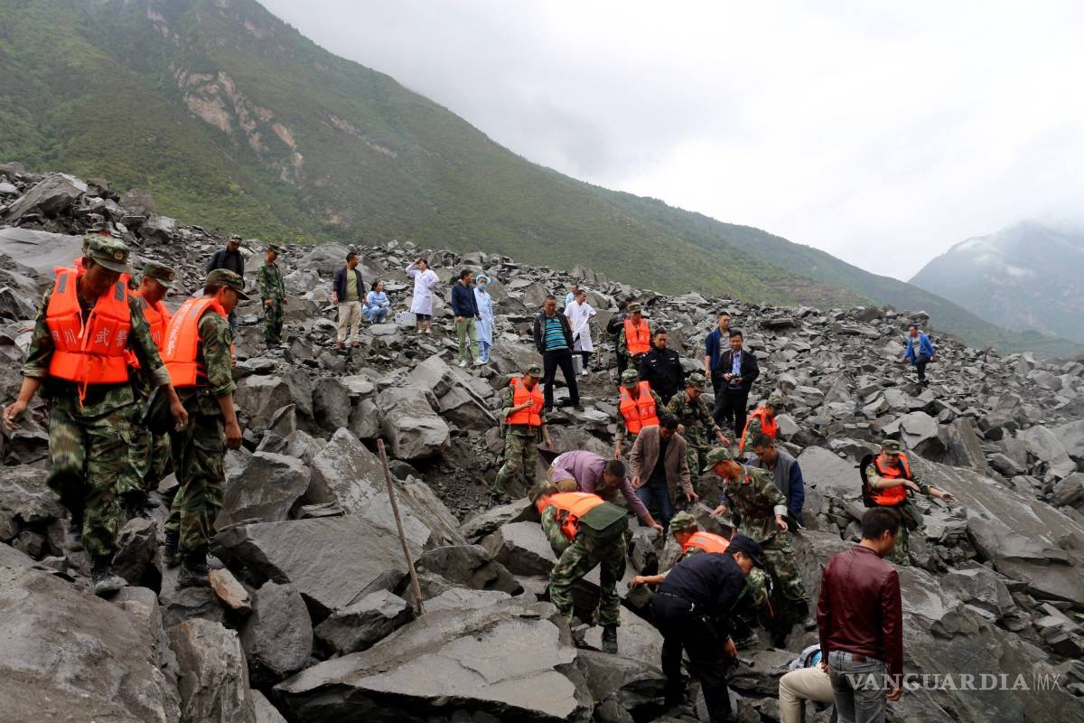 Más de 110 personas quedan enterradas tras deslave en China