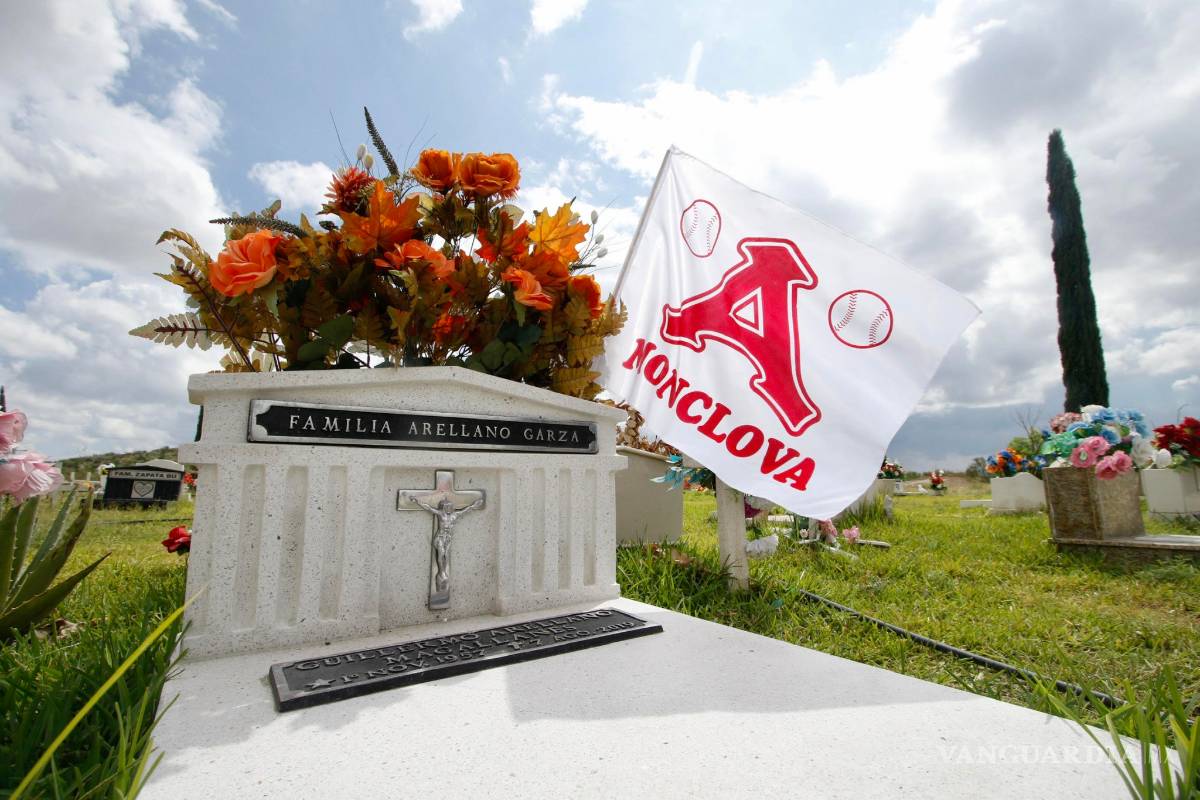 $!Fanáticos de Acereros de Monclova festejan hasta en el panteón