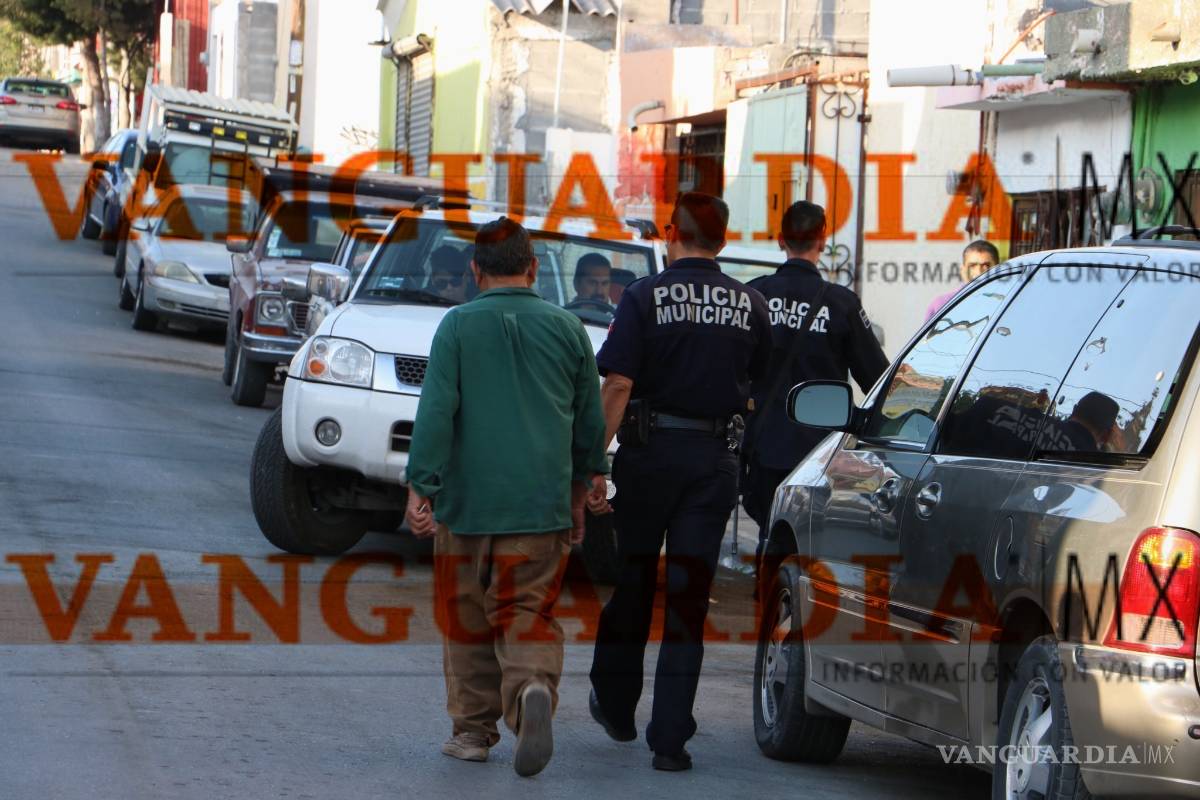 $!Denuncian vecinos que policías de Saltillo arrollan a peatón; Municipio dice: se impactó en patrulla