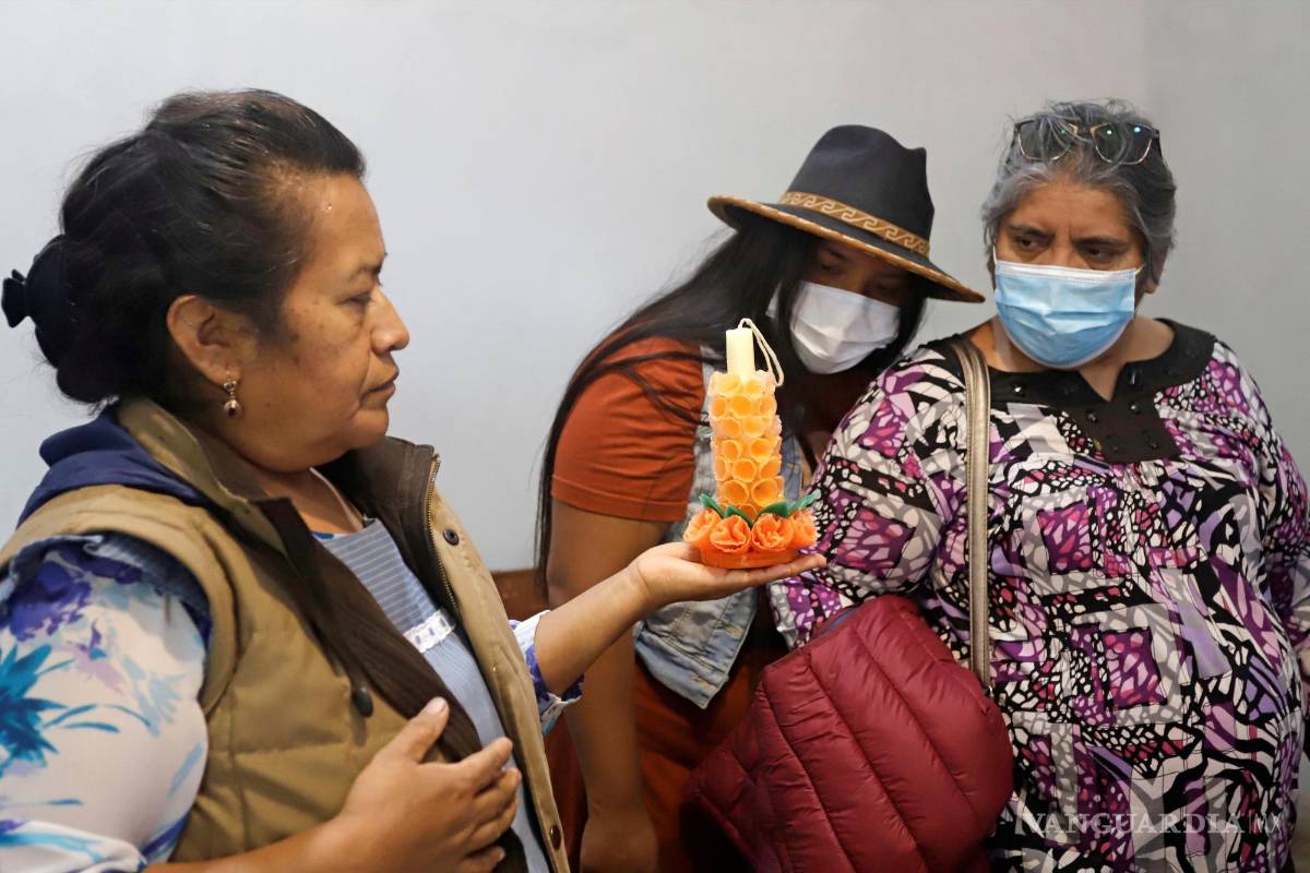 Velas escamadas iluminan el camino de las almas en los altares del Día de Muertos en México