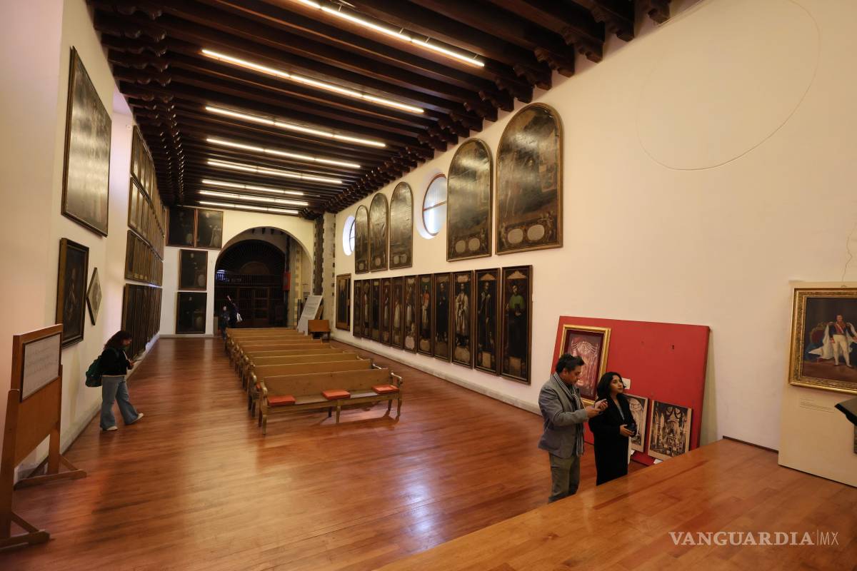 $!Varias personas visitan la restaurada galería de arte de la iglesia La Profesa, en la Ciudad de Mëxico, el 27 de enero de 2026.