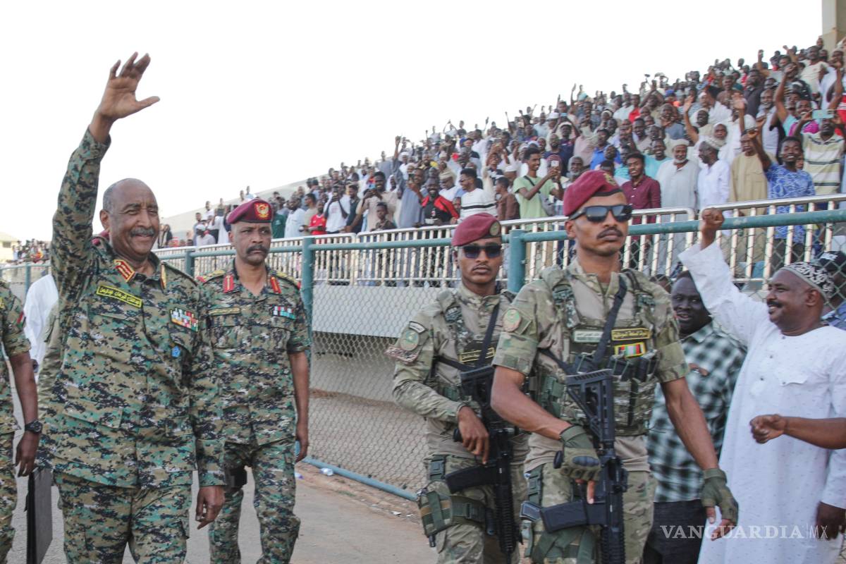 $!El jefe del ejército de Sudán, general Abdel-Fattah Burhan (i), inaugura la liga de fútbol sudanesa en un estadio de Jartum, Sudán, el viernes 15 de mayo de 2026.