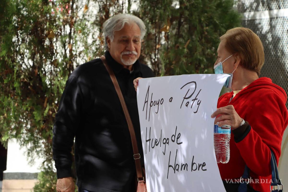 $!A la manifestación acudieron decenas de maestros y maestras que también se han visto afectados con la falta de otorgamiento de medicamento que no pertenece al cuadro básico, además de la omisión de otros servicios.