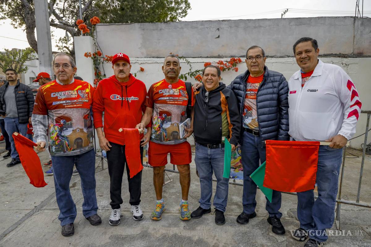 $!Organizadores y voluntarios coordinaron la entrega de hidratación a los competidores.