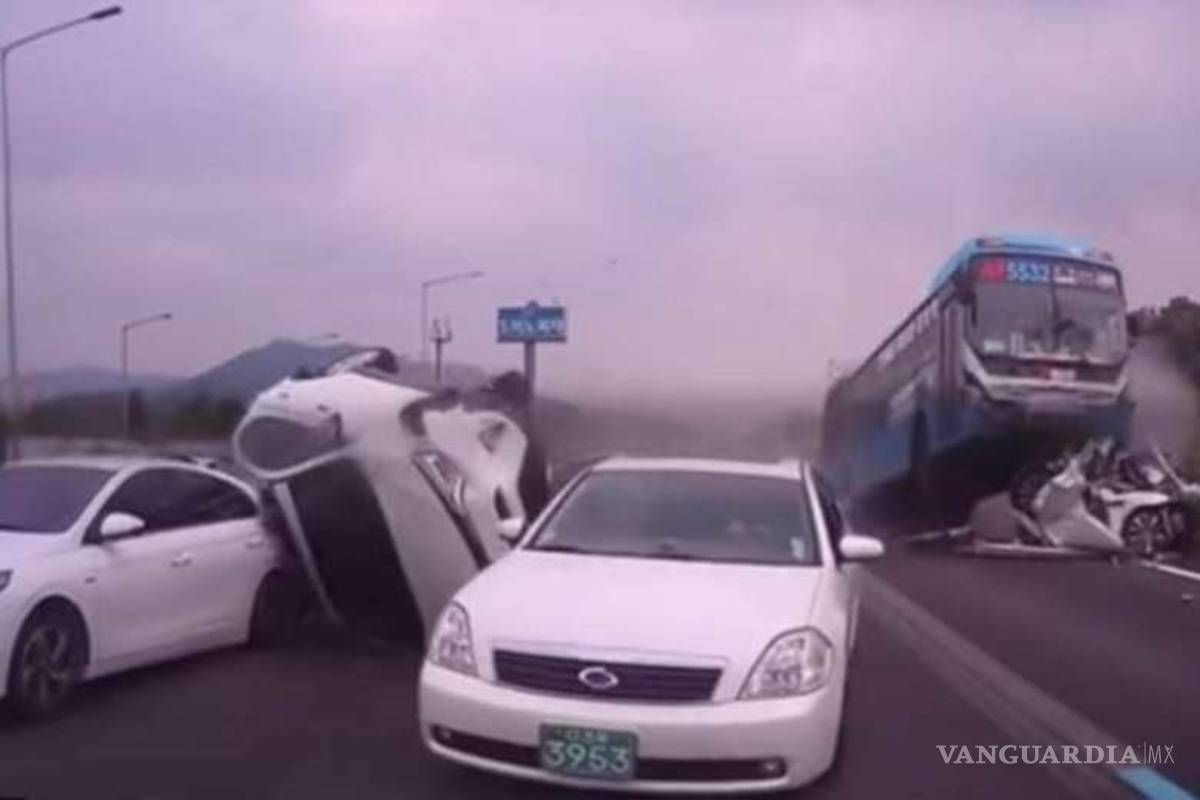 Autobús sin control embiste coches y mata a dos personas (video)
