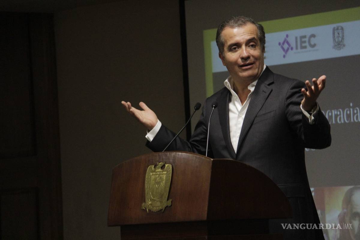 Estudiantes cuestionan democracia en la UAdeC