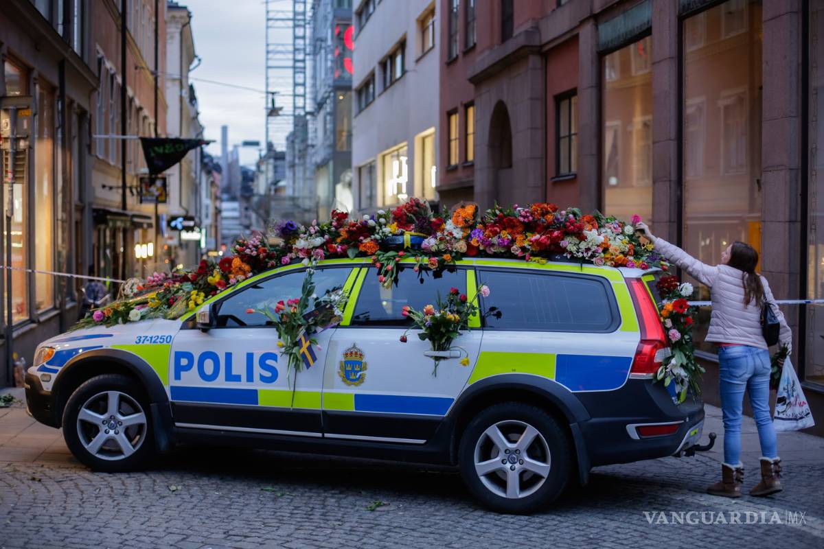 $!Suecia honra con flores a las víctimas del atentado