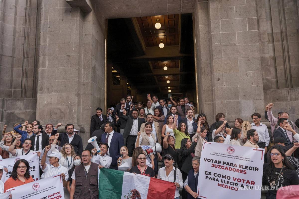 $!Empleados del poder judicial protestan contra la reforma del presidente Andrés Manuel López Obrador en la Suprema Corte de Justicia este mes en CDMX.