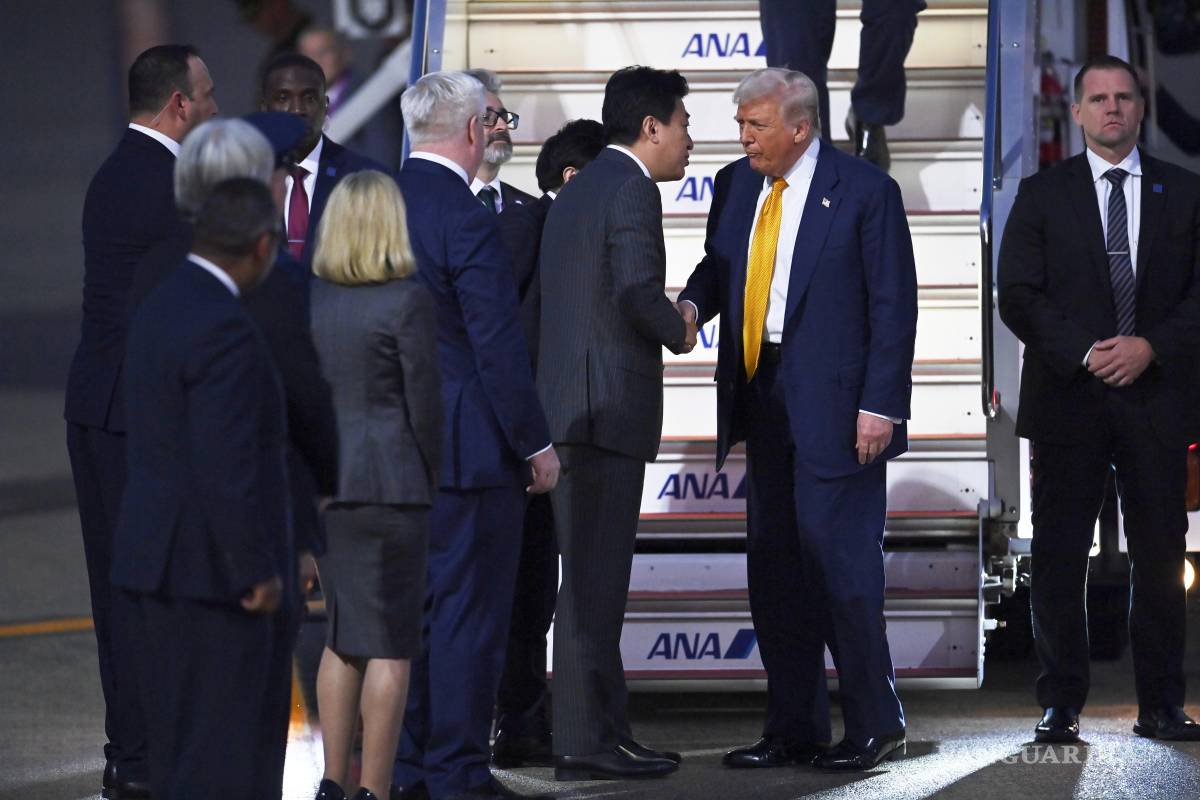$!El presidente de Estados Unidos, Donald Trump, es recibido por el recién nombrado secretario jefe del gabinete, Minoru Kihara a su llegada a Tokio, Japón.