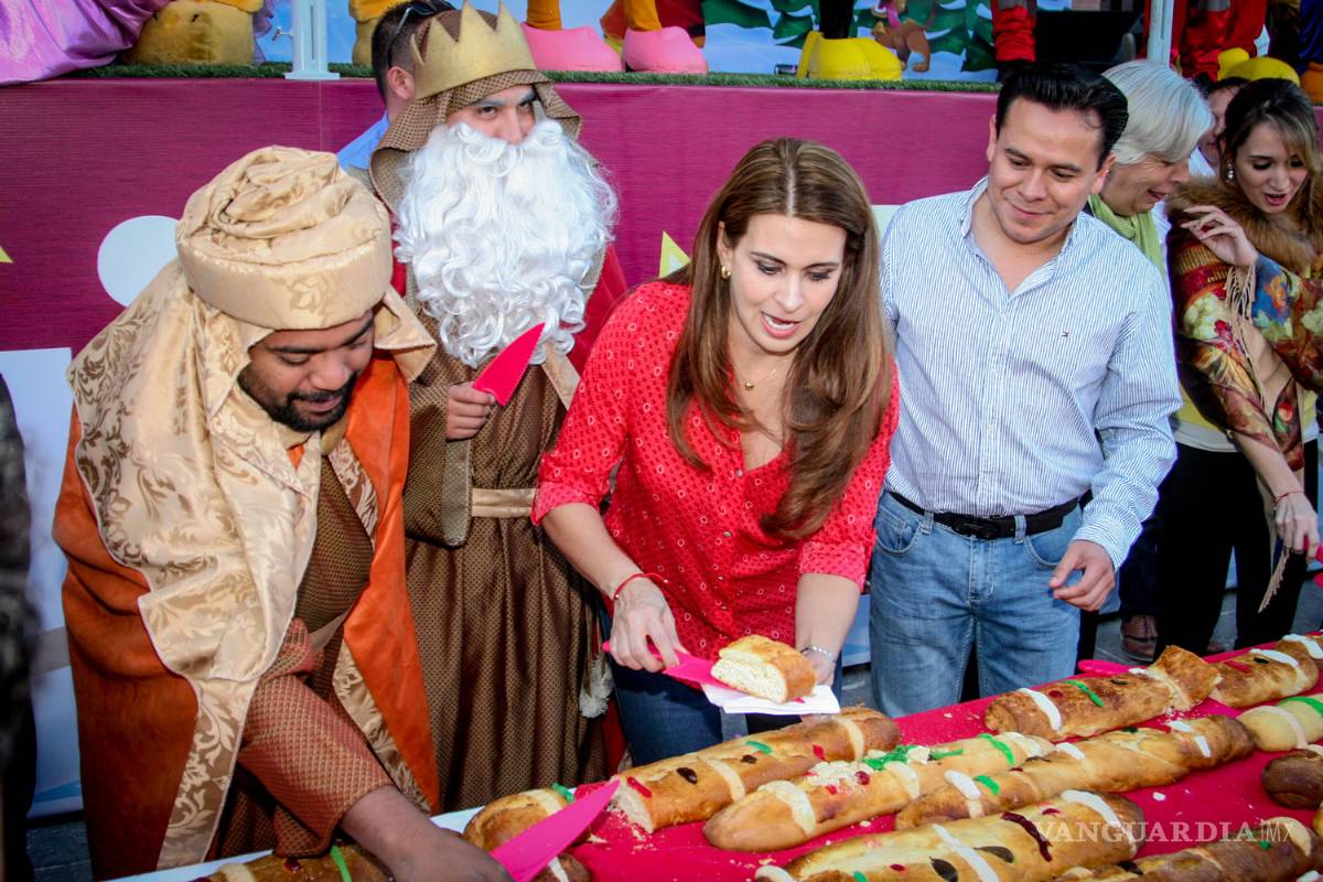 $!Saltillenses comparten gigantesca Rosca de Reyes