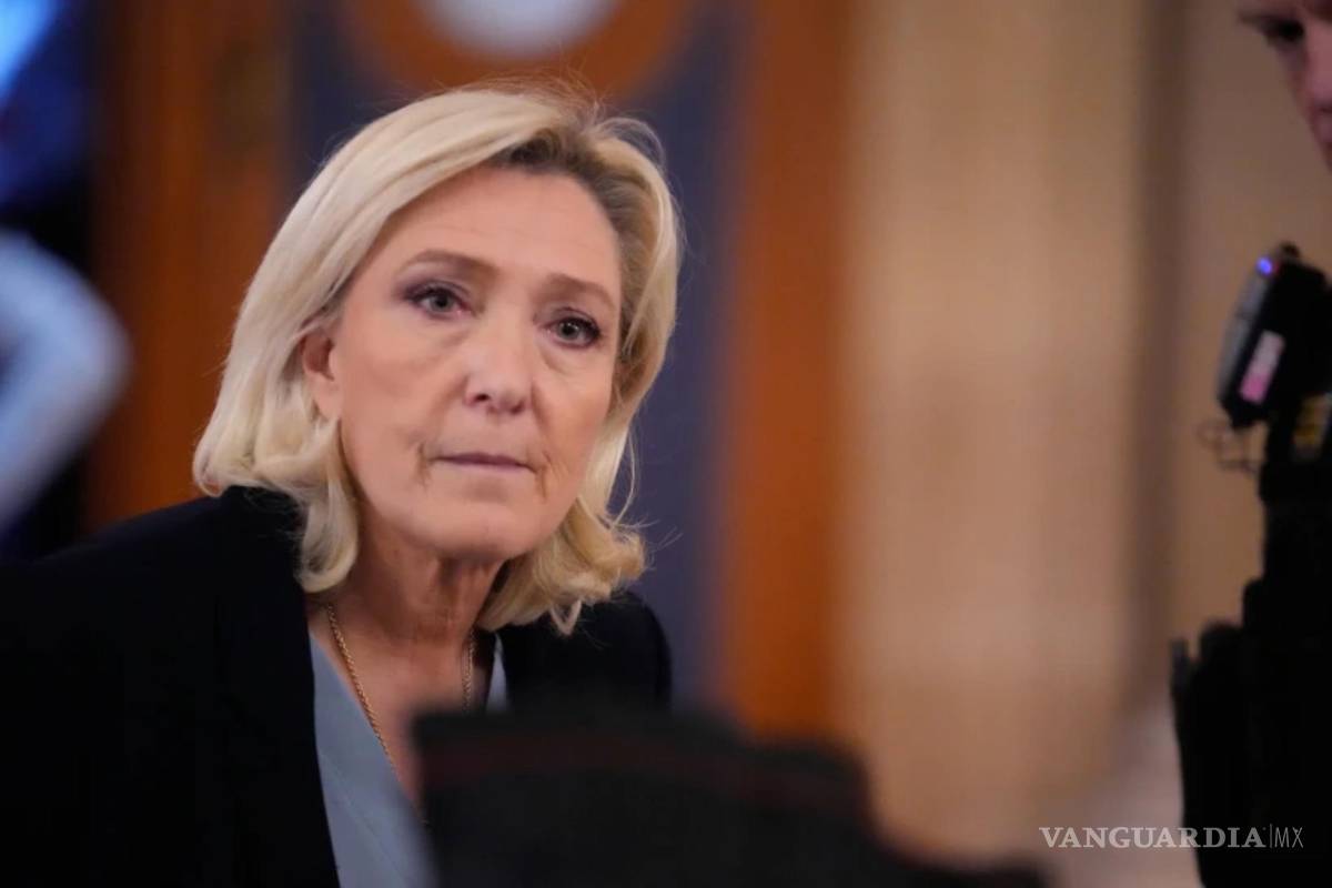 $!La líder ultraderechista Marine Le Pen, a la izquierda, sale de la sala del tribunal durante un breve receso en su juicio de apelación en París.