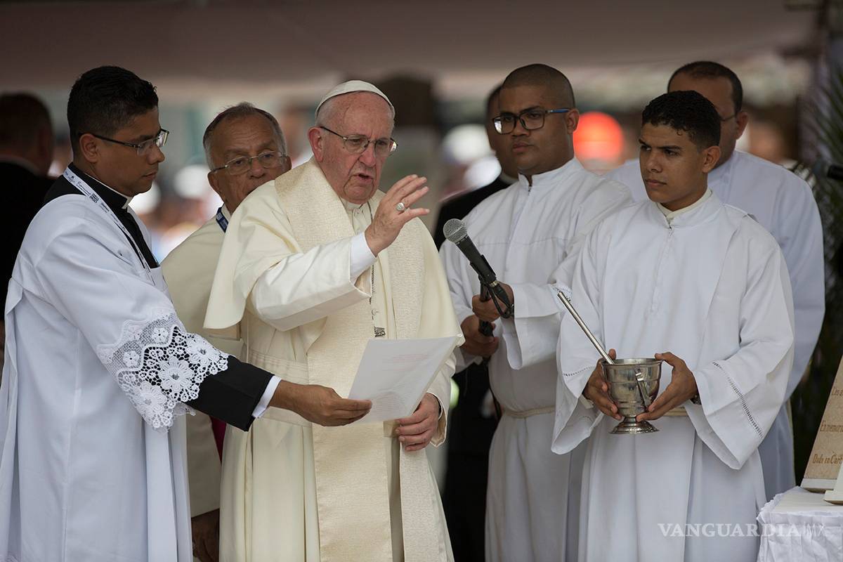 Papa sufre ligero golpe en la cara al intentar saludar a un niño en Cartagena (+VIDEO)