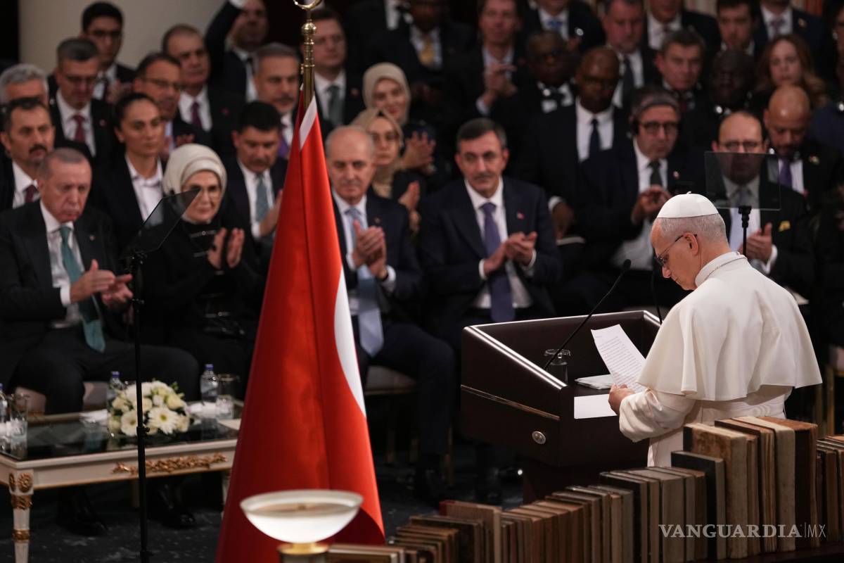 $!Pope Leo XIV delivers his speech as he meets with authorities, members of the civil society and diplomats in the Presidential Palace's national library, in Ankara, Turkey, Thursday, Nov. 27, 2025. (AP Photo/Domenico Stinellis)