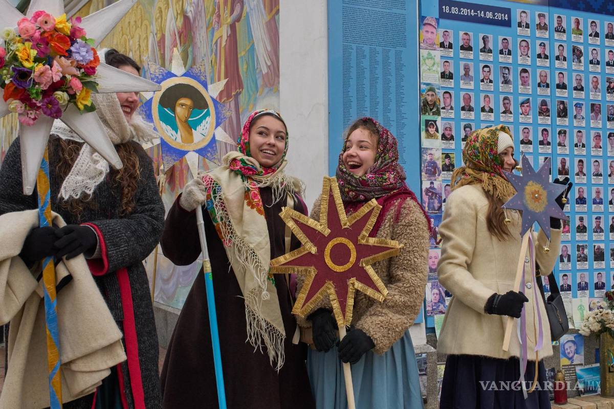 $!Niñas con trajes tradicionales celebran la Navidad cerca del Monasterio de San Miguel, en el centro de Kiev, Ucrania, el jueves 25 de diciembre de 2025.