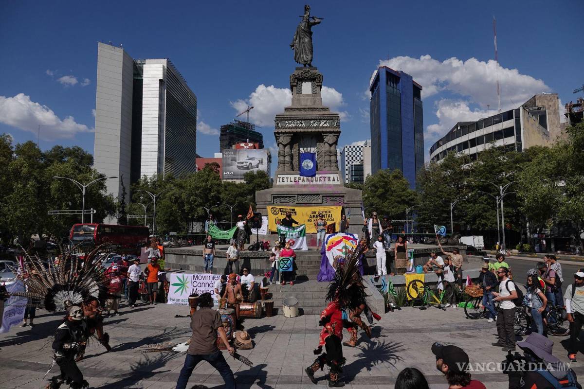 $!Jóvenes protestaron y declararon Emergencia Climática en el marco del Día Internacional de la Madre Tierra en el Monumento a Cuauhtémoc en CDMX.