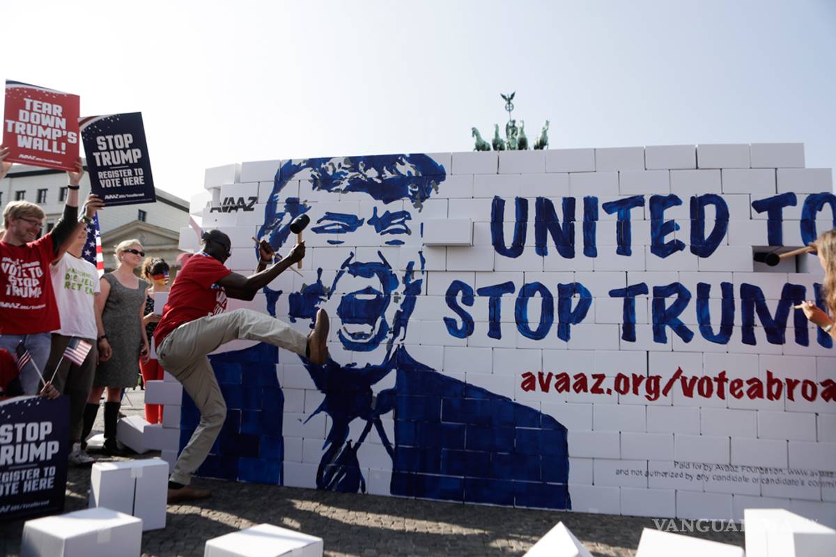 Derriban muro simbólico en Alemania en rechazo a Trump