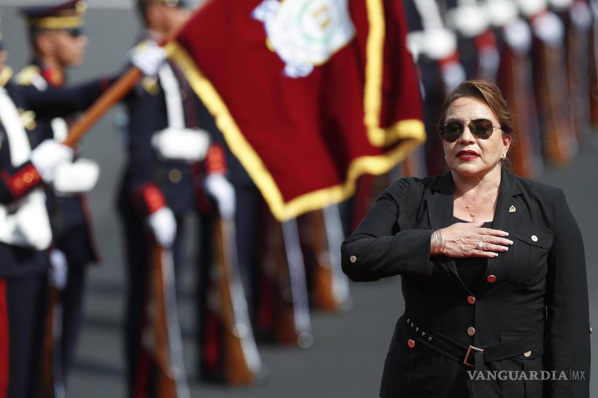 $!La presidente de Honduras, Xiomara Castro, llega al aeropuerto San Romero para la investidura de Nayib Bukele este viernes, en San Salvador (El Salvador).