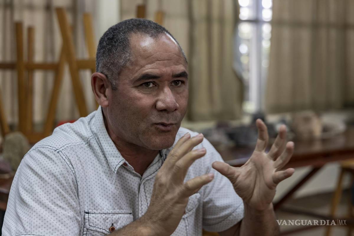 $!José Alberto Batista Rodríguez explica que acumular en forma de montaña los desechos mineros afecta la calidad de aire de la región