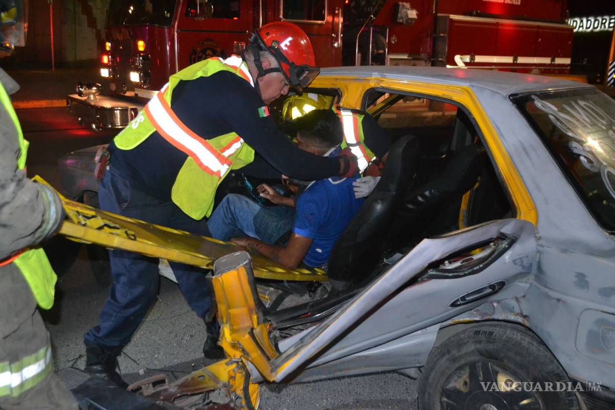 Conductor queda prensado y menor herido en colisión