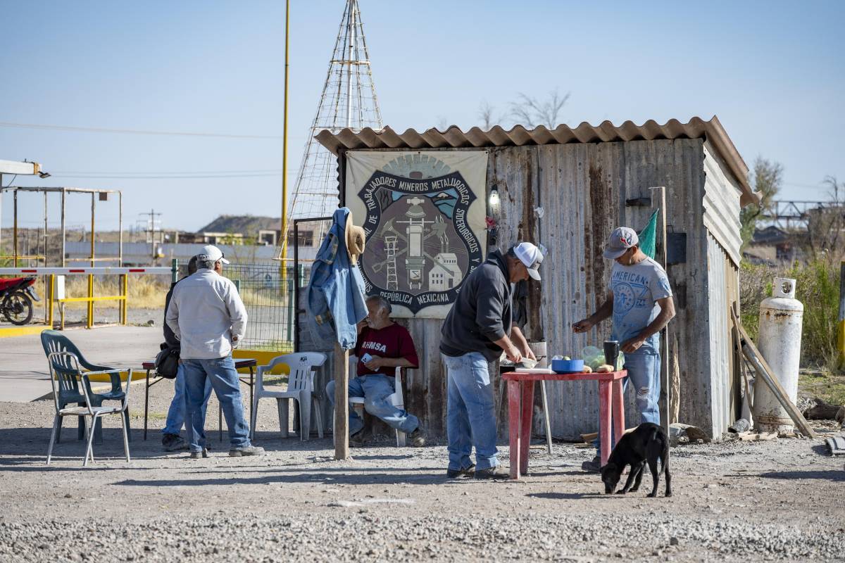 $!En el campamento que levantaron los trabajadores desde la quiebra de Altos Hornos de México, se mantiene la unidad y la solidaridad entre la gente que se resiste a irse.