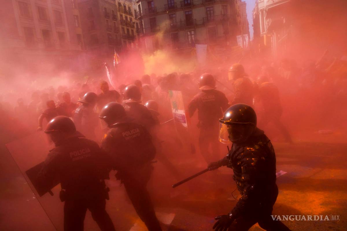 Policía se enfrenta a separatistas catalanes en Barcelona