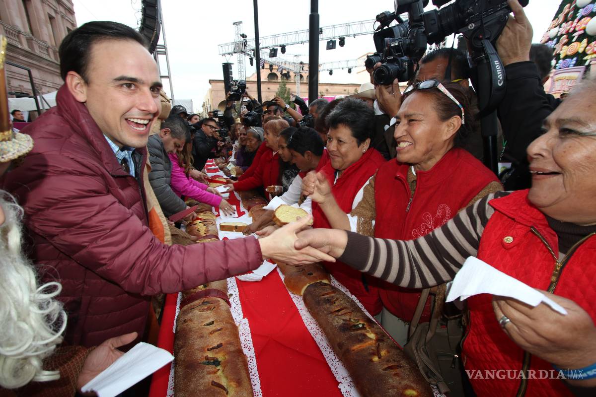 $!Reparten rosca ante miles de personas en Plaza de Armas