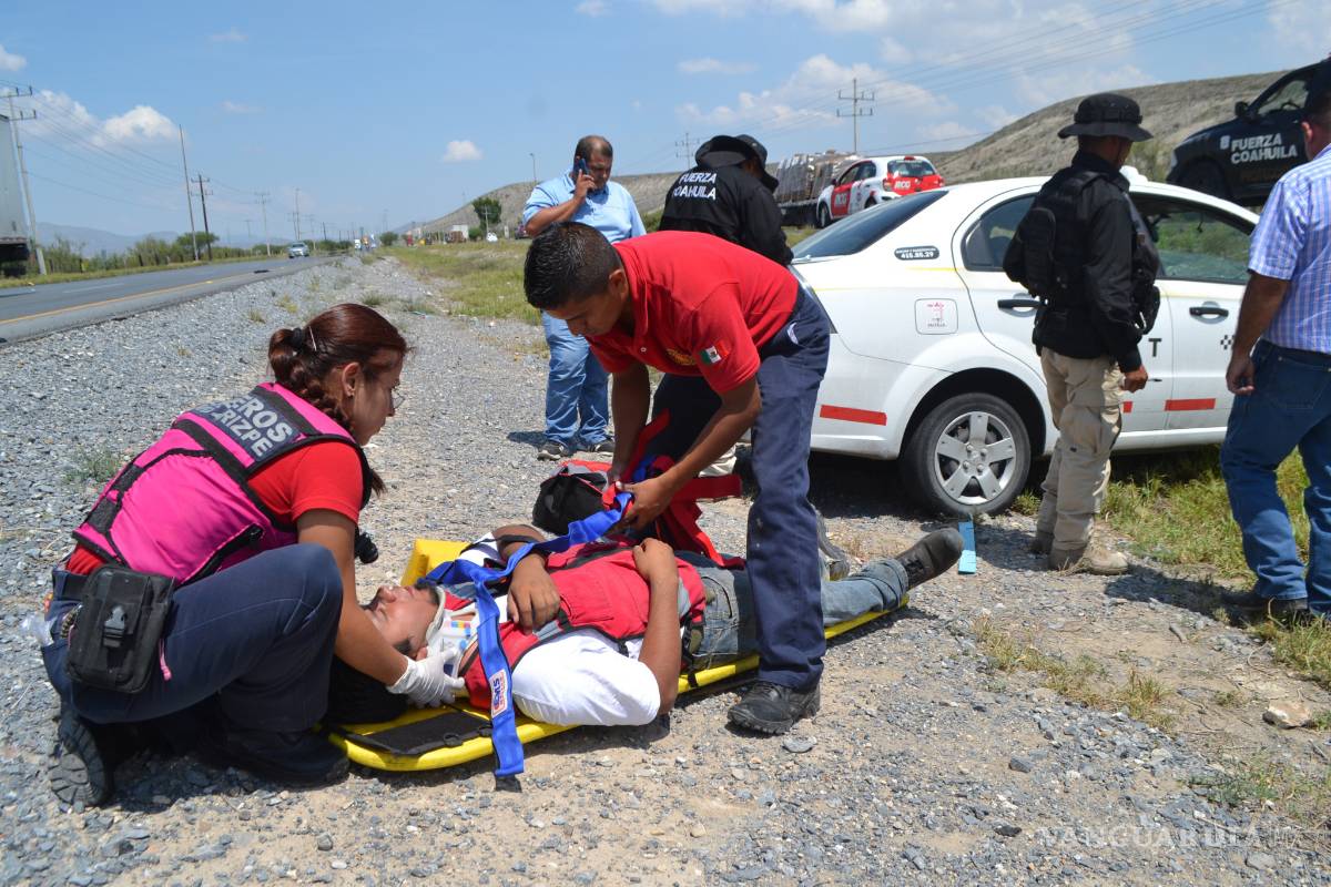 $!Pasajero asusta a taxista y lo hace volcar en Saltillo