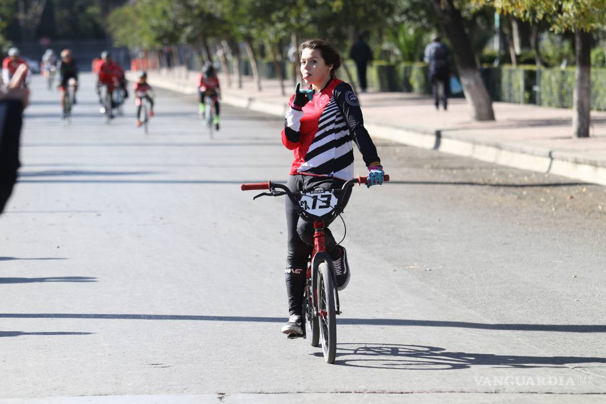 Ciclistas infantiles se divierten pedaleando en Saltillo