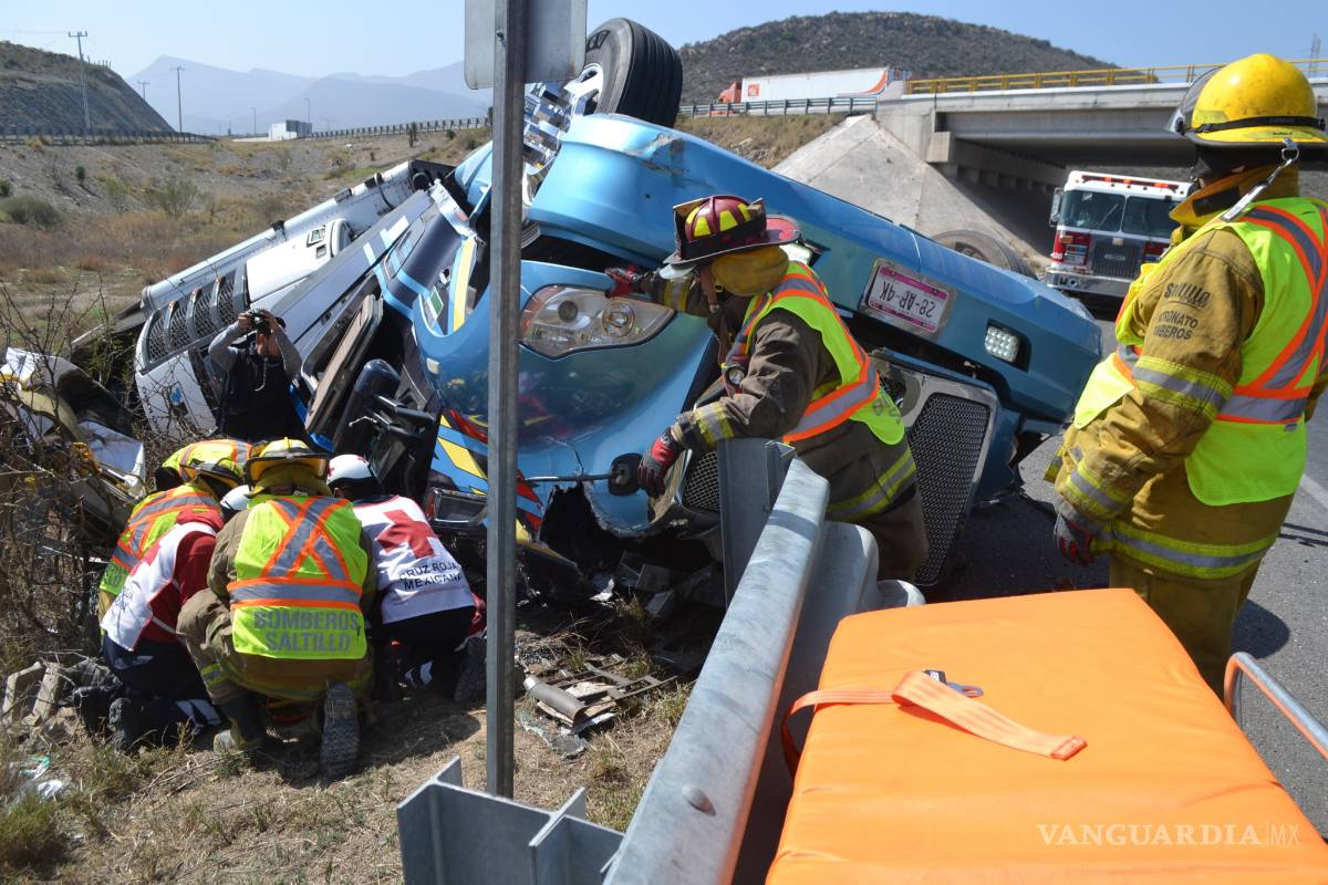 Fallece trailero tras volcar su unidad cerca del puente ‘Caracol’