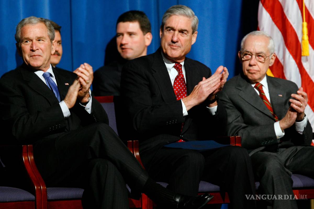 $!El presidente George Bush, el director del FBI Robert S. Mueller III y el fiscal general Michael Mukasey en la Academia del FBI en Quantico.